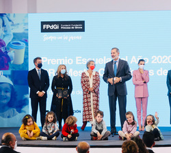 Fotografía de grupo de Sus Majestades los Reyes junto a las autoridades y alumnos tras la entrega del Premio Escuela año 2020